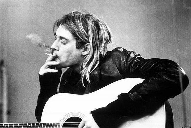 6. Kurt Cobain Illuminati Kurt Cobain'i zihin kontrol aracı olarak kullanmak istedi, ancak Cobain için şöhretinin artması çok da anlam ifade etmiyordu.