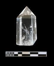Şekil 7. Kuvars Kristali, (C. Çetin) Yukarıda belirttiğimiz gibi kayaçlar mineral veya minerallerin bir araya gelmesi ile meydana gelir.