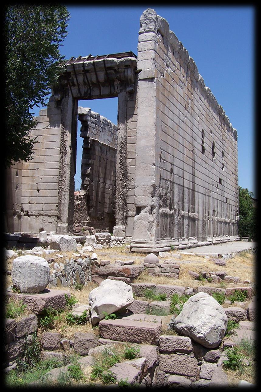 Ankyra daki ( Ankara ) Augustus Tapınağı TAPINAKLAR M.Ö. 25 20 Yüksek bir podyum üzerindedir. Basamaklı bir girişi vardır.
