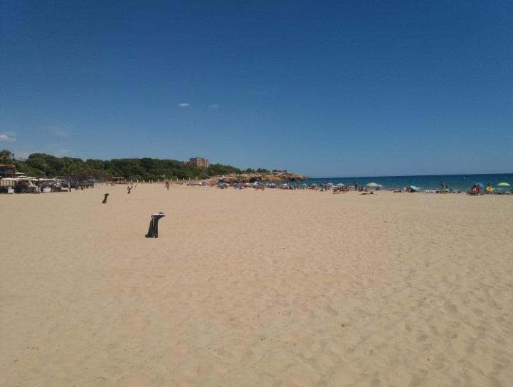 İSPANYA-Plaj temizliği İspanya da tüm plajlar halk plajı. Otel plajı statüsünde hiçbir plaj bulunmuyor.