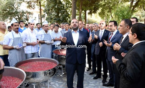 NUSAYBİN DE AŞURE DAĞITILDI Nusaybin Belediyesi Muharrem ayı nedeniyle Aşure programı düzenledi.nusaybin Barış Parkında yapılan Aşure programı Müftü İrfan Açık ın duasıyla başladı.