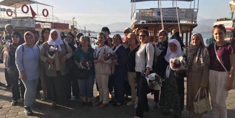 ŞEHİT AİLELERİYLE BİRLİKTE TEKNE TURU GERÇEKLEŞTİRİLDİ Anneler günü münasebetiyle, 14 Mayıs 2017 tarihinde Şehit Aile ve yakınlarına yönelik tekne turu organizasyonu düzenlenmiştir.