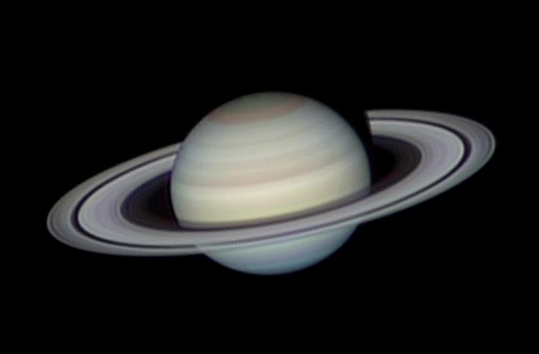 Satürn'ün iç yapı modeli de hemen hemen Jüpiter inki gibidir. Satürn'ün zayıf çekiminden dolayı iç basıncı daha düşüktür. Bundan dolayı metalik hidrojene geçiş Jüpiter'e oranla daha derinlerde olur.