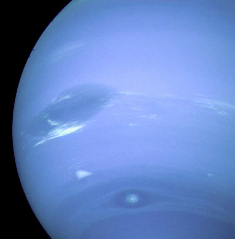Şekil 3.33: Voyager 2 uzay aracının çektiği bu fotografta, Neptün ün güney yarım küresi görülmektedir. Fotografın ortasına yakın bölgede görülen Büyük Karanlık Leke hemen hemen Yer büyüklüğündedir.
