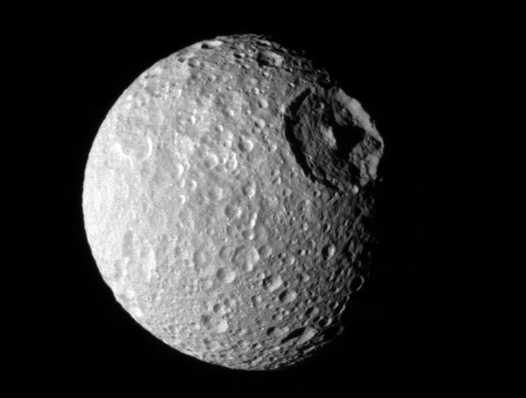 Şekil 3.39: Satürn ün orta büyüklükteki altı uydusundan en küçüğü ve en içteki uydusu Mimas tır. 400 km çapa sahip uydunun yüzeyinde çapı 130 km olan büyük bir krater bulunmaktadır.