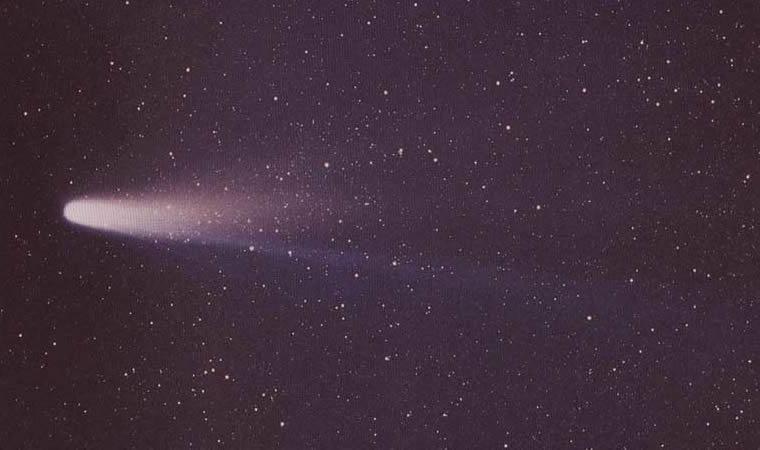 Şekil 3.45: 8 Mart 1986 tarihinde Halley kuyruklu yıldızının çekilmiş fotografı. Burada Halley in gaz (ince düz olan) ve toz kuyrukları ayrı ayrı görülmektedir.