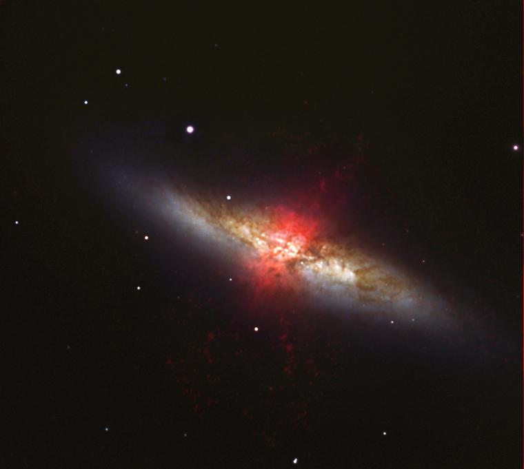 Galaksilerde Hubble Sınıflaması Şekil 5.14: M82, düzensiz veya şekilsiz bir galaksi. Kendi ismiyle anılan sınıflandırmayı Hubble 1920'li yıllarda tanımladı.