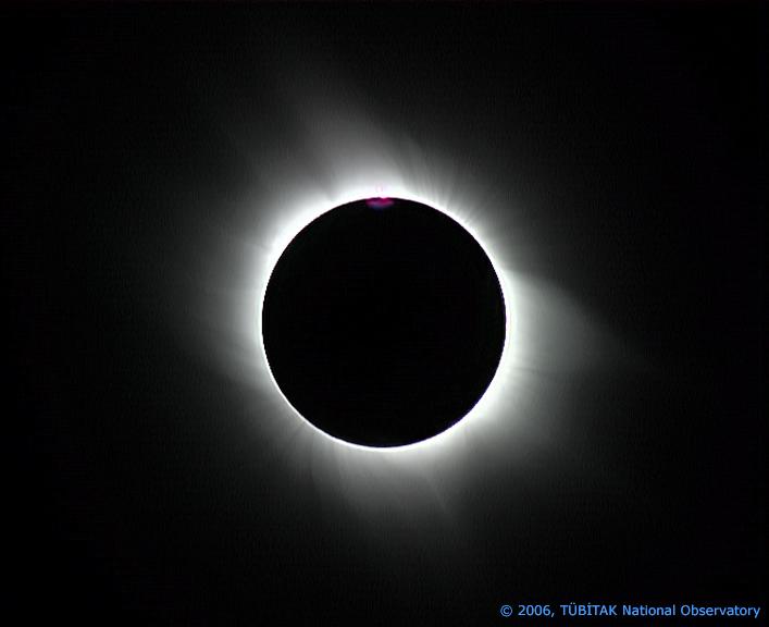 Şekil 1.28: 29 Mart 2006 tarihinde ülkemizden çok iyi gözlenen güneş tutulması sırasında TÜBİTAK Ulusal Gözlemevi elemanlarınca çekilmiş Güneş tutulması.
