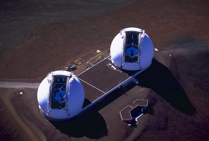 Şekil 1.34: Keck teleskopunun kubbesi. Birkaç yıl öncesine kadar büyük teleskoplar 4-5 m çapında idi. Son yıllarda 7-10 m çaplı teleskoplar plânlama ve yapım aşamasındadır.