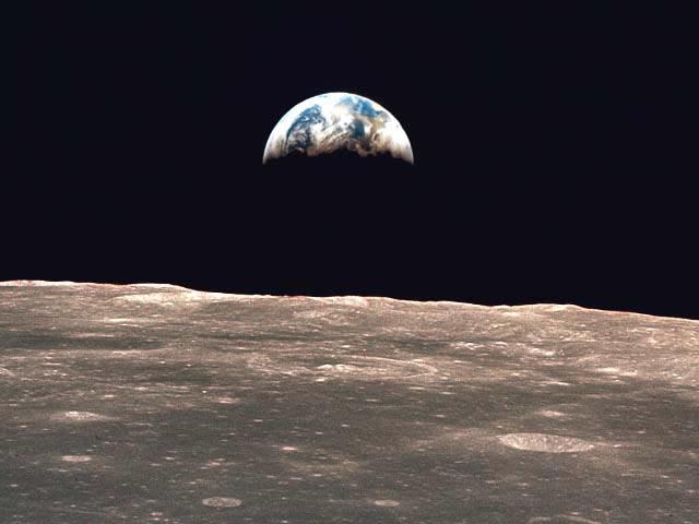 Şekil 3.12: Ay dan Yer in görünüşü. Ay, en parlak olduğu dolunay evresinde dahi Güneş parlaklığının 400 000 de biri kadar parlaktır.