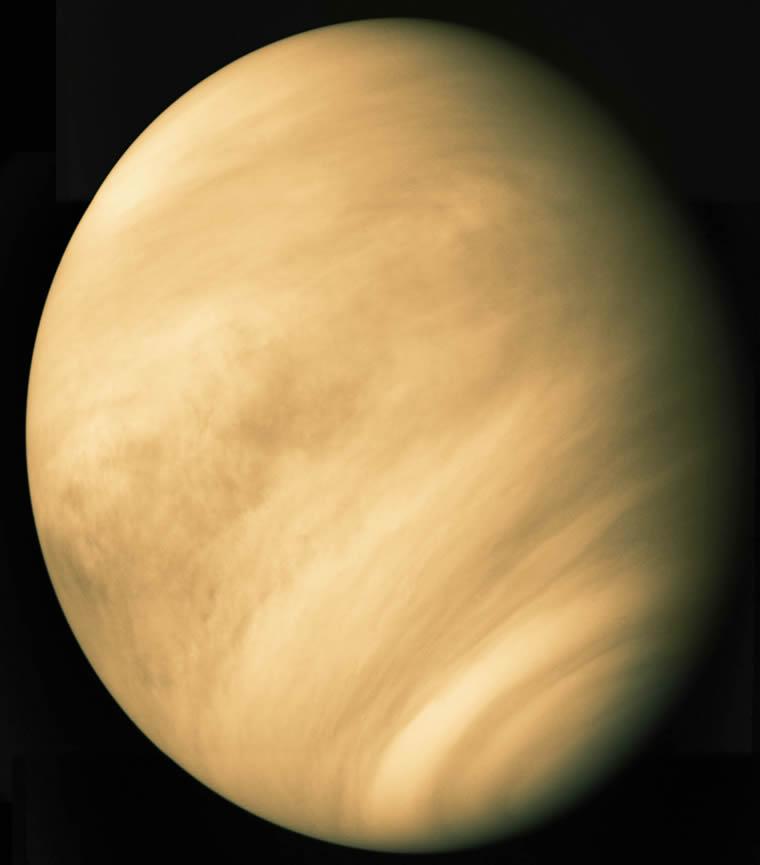 Şekil 3.18: 1974 yılında Mariner-10 uzay aracı ile çekilen bu fotograf, Venüs bulutlarının ne denli yoğun olduğunu gözler önüne sermektedir.