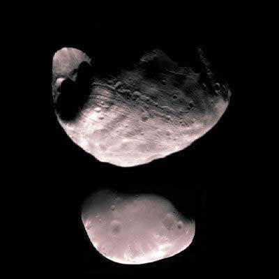Şekil 3.22: Mars ın iki uydusunun görüntülerini aynı karede görmektesiniz. Üst taraftaki Phobos, altta görülen Deimos tan daha büyüktür, fakat her ikisi de birer kaya parçasını andırmaktadır.