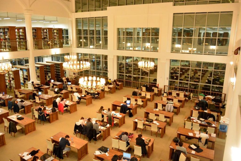 42 Çanakkale Onsekiz Mart Üniversitesi gelişmiş bir merkezi kütüphaneye sahip olup (Foto 3), beraberinde yeni teknolojilerin kullanımını da teşvik etmektedir.