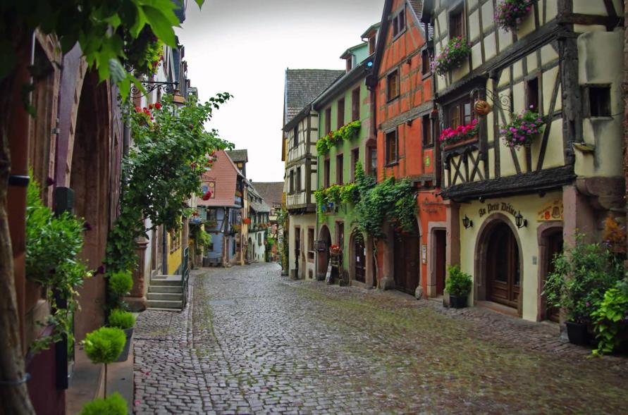 2.Gün 14 Aralık 2017 / Perşembe Colmar Riquewihr - Equisheim Sabah oteldeki kahvaltımızın ardından Alsace bölgesinin eşsiz görüntüsü eşliğinde şarap yolundaki turumuza çıkıyoruz.