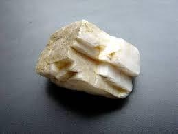7. Karbonatlar Toprakta yer alan belli başlı karbonat mineralleri; kalsiyum, magnezyum ve demir karbonatlardır.