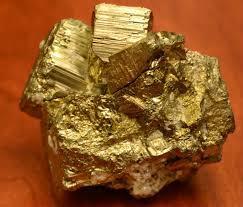 9. Pirit Demirli minerallerin topraklarda rastlanılanlarından biri de pirittir. Pirit daha çok kayalarda ve ara sıra topraklarda bulunur.