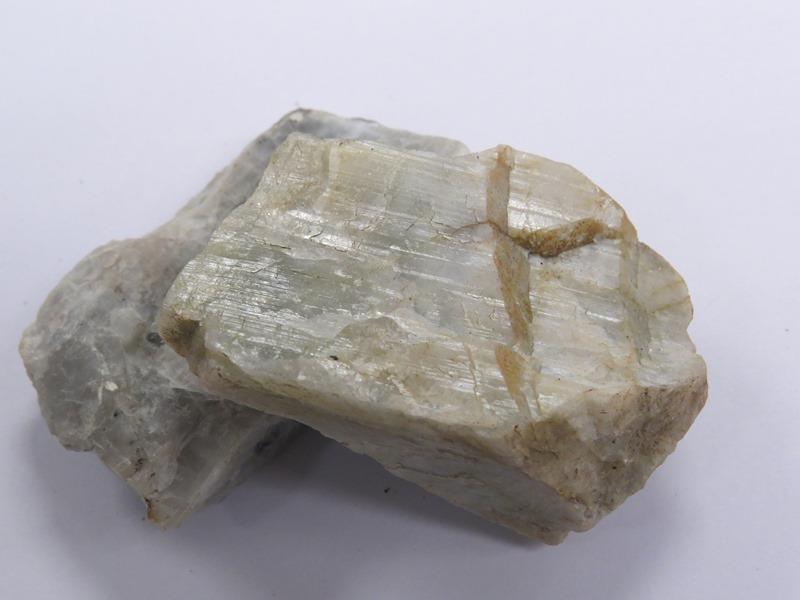1. Feldspatlar Sodyum, kalsiyum ve potasyumun alumino silikatlarına feldspatlar denilmekte olup yer kabuğundaki püskürük ve tortul kayalarda yaklaşık %60 oranında bulunan mineral