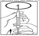 Hazırlama iğnesini enjektöre takınız ve yaklaşık 1 mm çizgisine kadar enjektöre biraz hava çekiniz, sonra iğneyi flakonun içine sokunuz.