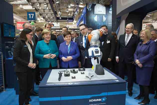 HABERLER ENDÜSTRİ OTOMASYON Almanya Başkanı, Hermes Ödülünün bu yıl ki sahibi SCHUNK u ziyaret etti Angela Merkel, Hannover Messe deki SCHUNK standını ziyaret etti, ve akıllı üretimin geleceği ile