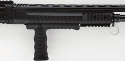 Escort Gladius MPA20 El kundağına takılıp sökülebilen ön kabza. Ön kabza el kundağı üzerinde farklı noktalara monte edilebilir. 20 kalibre, 3 /76mm Magnum fişek yatağı, taktik yarı otomatik tüfek.