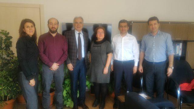 HABERLER Fotovoltaik Enerji Komisyonu Çalışması Odamız Fotovoltaik Enerji komisyonu başkanı Prof. Dr. Aynur ERAY, üyeler Cenk YILDIRIM, Burçin NEKAYA ve yönetim kurulu başkanı Dr.