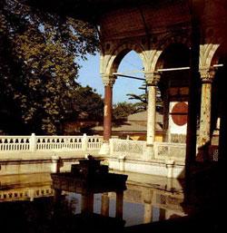 REVAN KÖŞKÜ Sofa-i Hümayun adı verilen 4. Avludaki havuzun yanı başında bulunan 4. Murad ın Revan ı fethetmesinin anısı için 1636 yılında yaptırılmıştır. BAĞDAT KÖŞKÜ 4.
