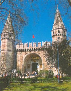 BAB ÜS-SELAM (SELAM KAPISI) Avluda ana yoldan devam ettiğimizde karşımızda görünen kuleli kapıdır. Fatih Sultan Mehmed zamanında yaptırılmıştır.