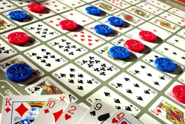 5. Oyunculara dağıtılmak üzere 150 poker taşı dağıtılır. (50 mavi, 50 yeşil, 50 kırmızı) Jokerleri hariç iki standart tam deste kart hazır bulunur. 6.