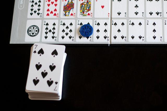 11.Oyun tahtasının 4 köşesi özel noktalardır. 12.Vale'ler veya Bacak'lar (J veya Jack) özel kartlardır. Siyah Vale'lerden birini oynanarak istenilen yere istenilen bir taş koyulabilir.