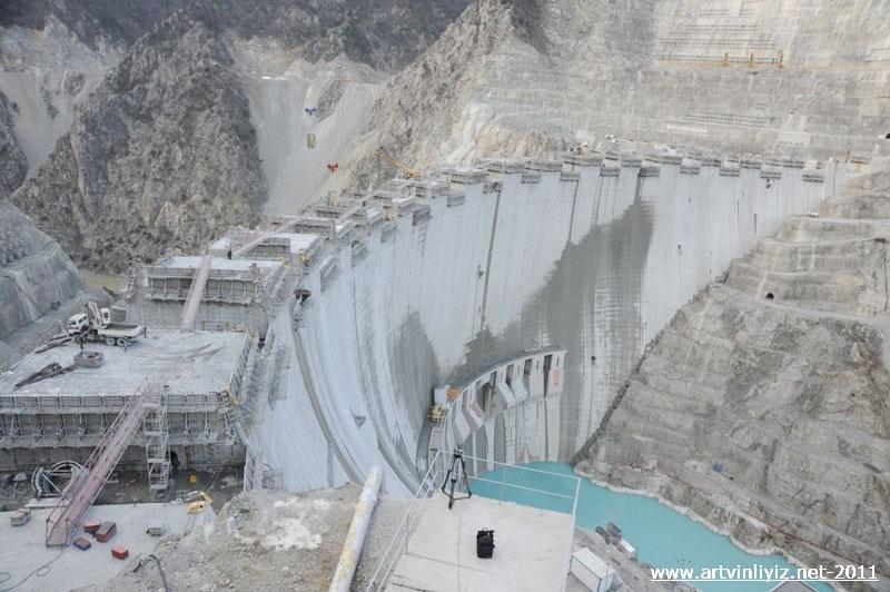 Kemer Barajlar BARAJ TİPLERİ Kemer baraj, kavisli tek bir beton duvarlardan oluşan su tutma tesisidir.