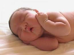 Diyabetli anne bebeği (DAB) iri yuvarlak yüzlü ve pletorik görünümlüdür. Kulaklarda kıllanma (hipertrikozis) sık görülür.