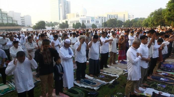 İslam aleminde Ramazan bayramı coşkusu Dünya genelinde Ramazan Bayramı'nın ilk gününde Müslümanlar bayram namazında camilere akın ederek, birbirleriyle bayramlaştı. 25.06.