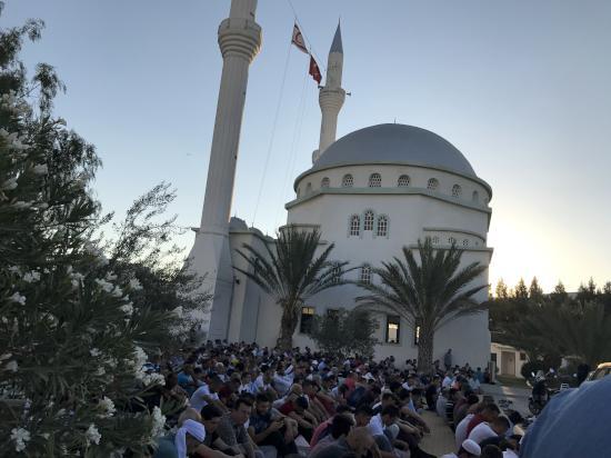 hazırlanan seccadelerde kıldı. KKTC Kuzey Kıbrıs Türk Cumhuriyeti'nde (KKTC) vatandaşlar, Ramazan Bayramı dolayısıyla camileri doldurdu. Lefkoşa'da Hz.