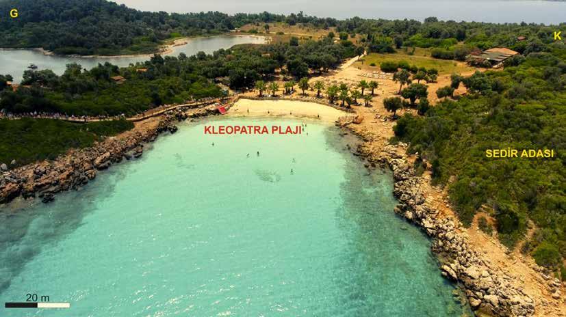 Şekil 6: Kleopatra Plajı koruma altına alınmıştır. Bu nedenle plajdan ooid kumlarına basarak denize girmek mümkün olmamaktadır. Ancak koruma duvarının dışında kalan bölümden denize girilebilmektedir.