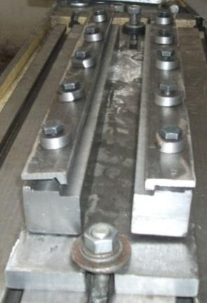 70x500mm ebatlarında hazırlanmış iş parçası numuneleri, hazırlanmış özel bağlama aparatı (Şekil 3) ile tezgâhın tablasına rijit bir şekilde bağlanmıştır.