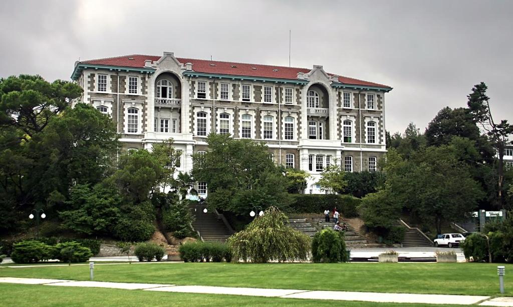 Boğaziçi Üniversitesi Fen-Edebiyat Fakültesi nin 2016 yılı içindeki akademik, mali ve idari faaliyetleri bu raporla üniversitemize ve kamuoyuna duyurulmaktadır.