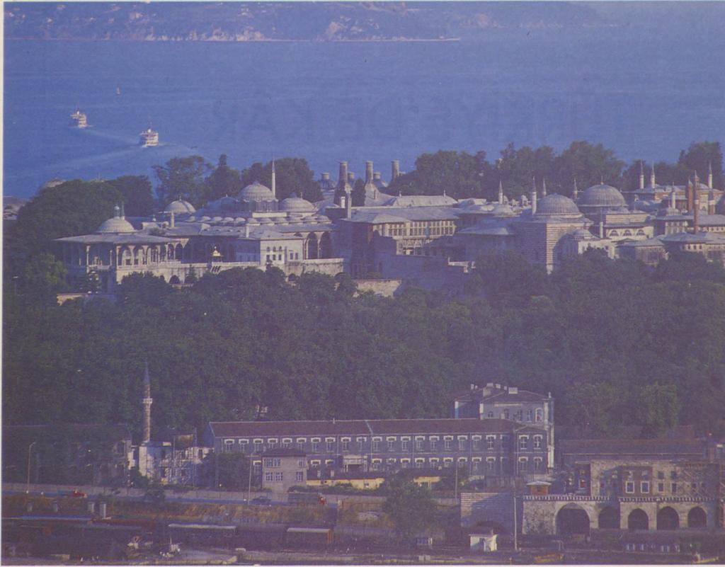 Gelin, Topkapı Sarayı nı kısa çizgilerle tanıtmaya çalışalım. Fatih Sultan Mehmet, 1453 yılında İstanbul u fethedince, şimdiki üniversite merkez binasının bulunduğu yerde ilk sarayı yaptırmıştı.
