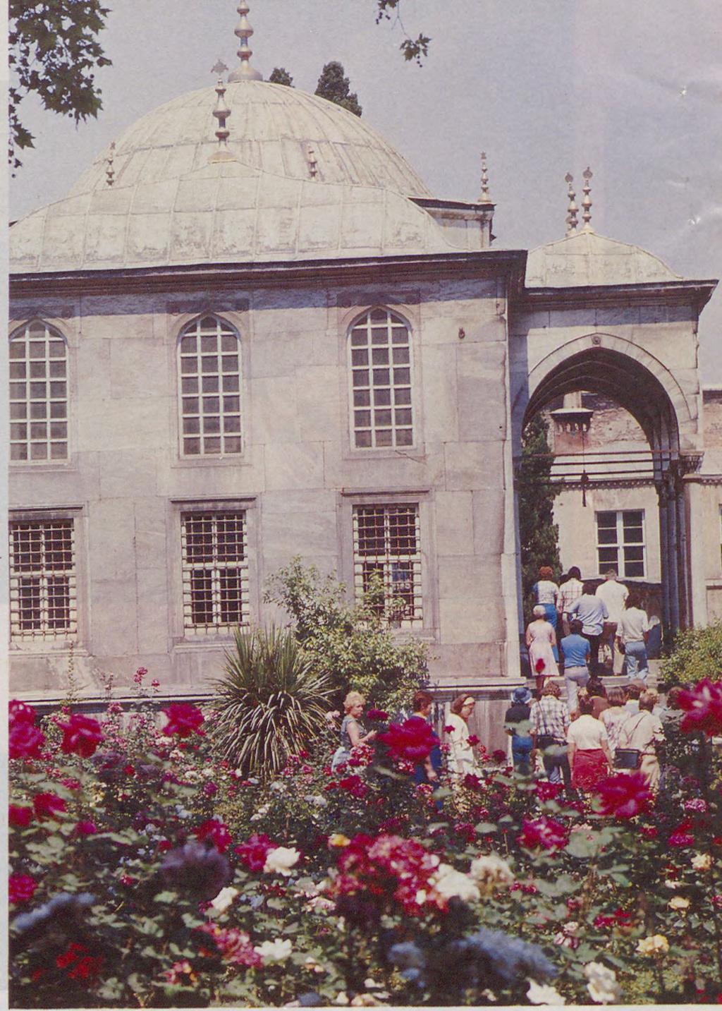 Along the right-hand side of the courtyard are arranged the Kara Mustafa Pasa Pavilion, the Hekimbaşı Odası (Chamber of the Chief Physician), the Esvap Odası (the Wardrobe), the Sofa Mosque and the