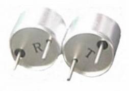 31 Ultrasonik transdüserler, görünüş olarak birbirlerine benzeseler de, yandaki şekilde görüldüğü gibi altlarında «R» ve «T»