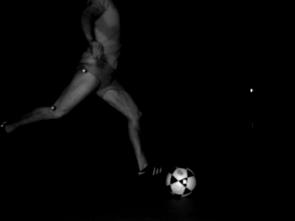 Üst bacak ve alt bacakta yüksek açısal hız Aşağıda bir futbolcunun topa vurmadan hemen önceki bacak hareketi verilmektedir.