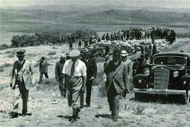 Atatürk Orman Çiftliği arazisindeki denetimlerinden birinde çıplak, ağaçsız, sazlık, bataklıklarla kaplı 52 bin dekarlık alan Mustafa Kemal Paşa ya armağan edilmiştir.