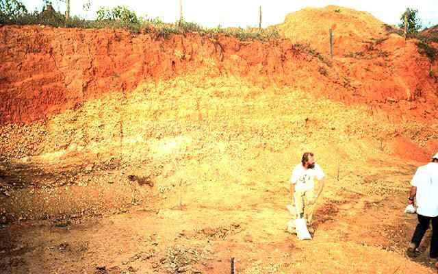 YÜZEYSEL AYRIŞMAYA BAĞLI MADEN YATAKLARI Kayaçların ayrışması sonucunda, mineraller serbest hale geçer.