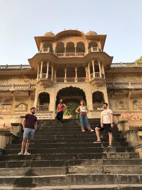 Güneş Tapınağına yapacağımız 10 dakikalık yürüyüşün ardından, yoga yapan sıradan Hintlerin arasından geçip, tepeye çıkacağız. Gündoğumunun ardından, maymun tapınağına geçeceğiz.