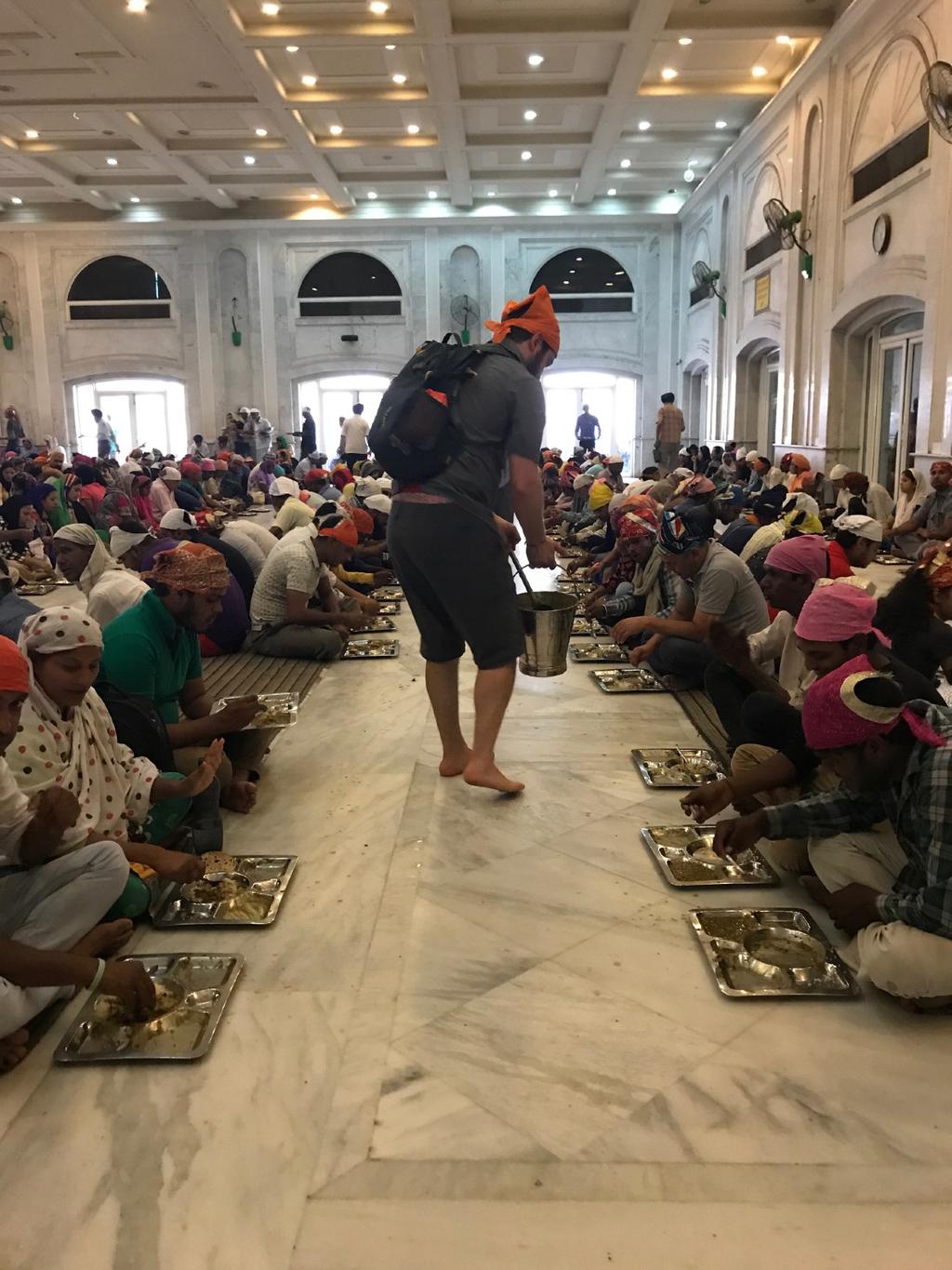 8. Gün 17 Kasım 2017 VARANASI - DELHI Sikh Tapınağı - Bollywood Show Erken saatte uyanıp, Varanasi Havalimanı na geçtikten sonra Delhi ye geçeceğiz. Delhi ye vardıktan sonra, otelimize yerleşeceğiz.