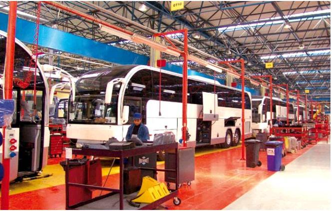 Şekil 4.2. Temsa Adana Fabrikası Çift Taraflı Montaj Hattı Temsa otobüs ve midibüs hattını ayrı ayrı kullanmaktadır. Şekil 4.2 de görüldüğü üzere hatta sadece Safir modeli üretilmektedir.