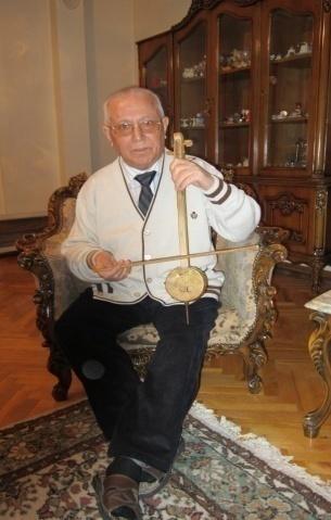 Kurt ve Ursala Reinhard, bu fotoğrafta yer alan kişinin Ankara Devlet Konservatuvarı folklor arşivindeki kabak ı çalan bir öğrenci olduğunu belirtmiştir [Reinhard 2007: 79-97].