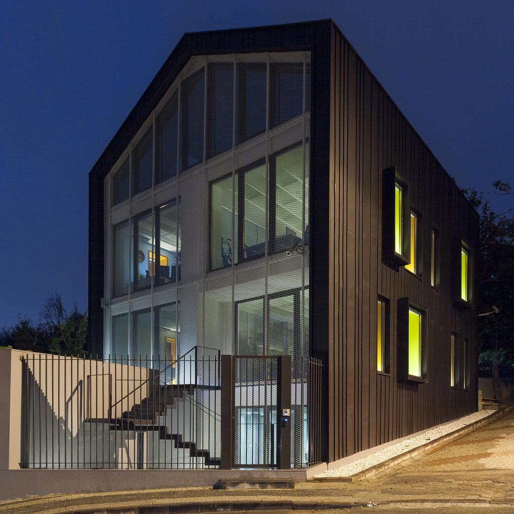 çalışma ofisi hem de yeşil bina eğitimlerinin verildiği örnek bir bina olarak tasarlanan ERKE