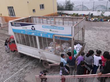 7-Aralık ayı en temiz ve düzenli sınıf seçildi ve sınıfa bayrak verildi. OCAK 8-Atık malzemelerden yeni yıl kartı yapıldı.