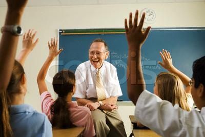 Demokrat Öğretmenin bazı davranışları; Öğretmen öğrencileri ile sulu şakalar yapmaz, aradaki perdeyi yırtmamaya gayret gösterir.