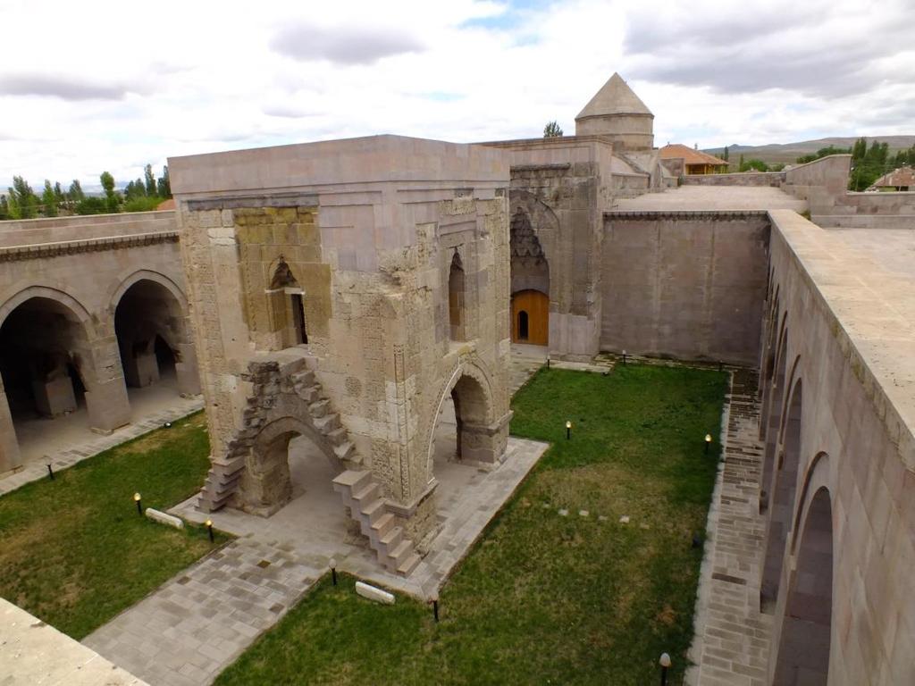 KAYSERİ, SULTAN HAN (1232-1236) (BEŞ NEFLİ) Girişi kuzeyden olan Sultan Han'ın taç kapısının her iki yanında, alt kısımları kare,